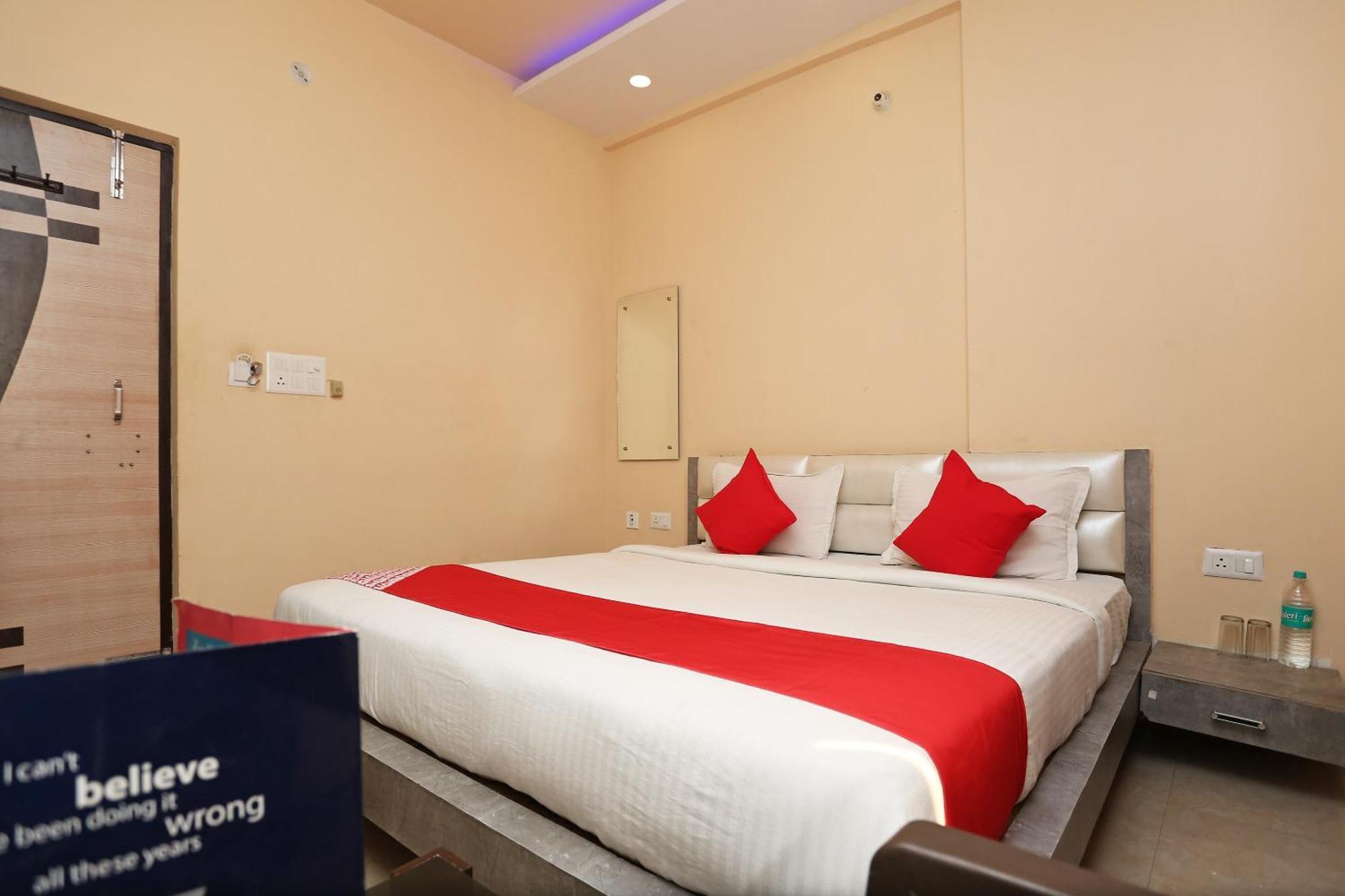 Oyo Flagship Hotel Krishna Chinhat Extérieur photo